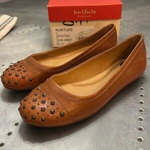 Women’s Nurture Scout 221 in dark amber. Size 8 M